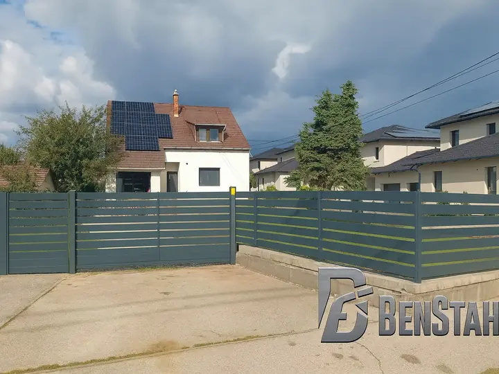 Modern vízszintes lamellás kerítés és kapu