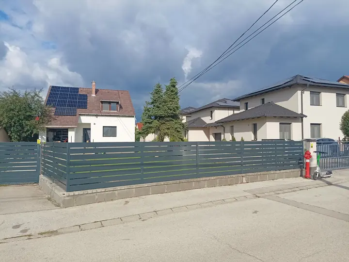 Hosszú, egységes utcafronti fémkerítés